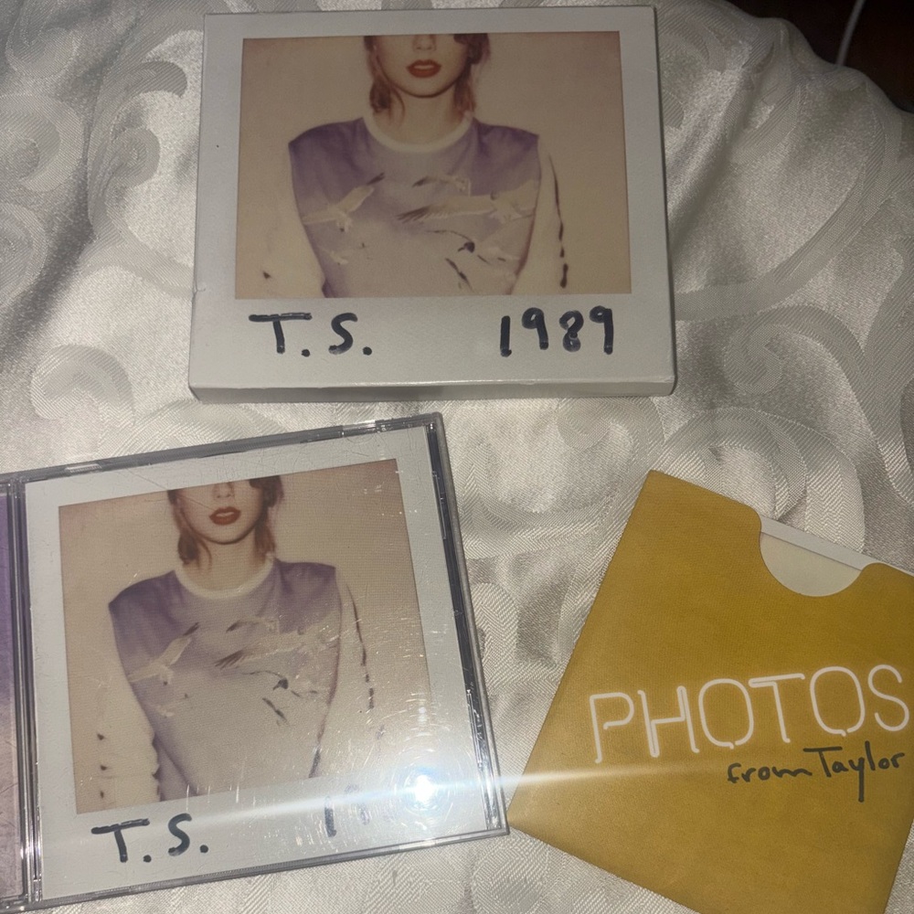 Original 1989 Taylor Swift CD with #27-39 Photos